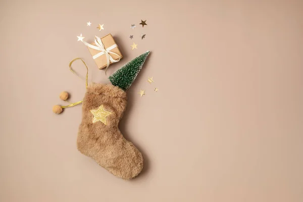 Noel Çorapları Hediye Süslemelerle Dolu Geleneksel Xmas Kutlama Konsepti — Stok fotoğraf