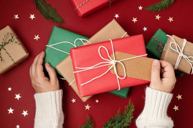 Hediye kutularıyla Noel arkaplanı. Xmas kutlaması, kış tatili hazırlığı, gizli Noel Baba konsepti. Şenlikli maket, üst görünüm, düz yatış