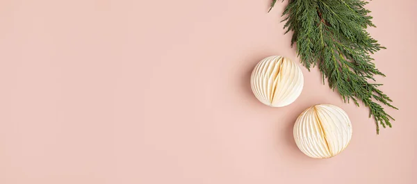斯堪的纳维亚圣诞纸制蜂窝状装饰品 现代圣诞装饰 简约和塑料免费 平躺在地上 俯瞰四周 — 图库照片