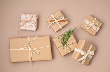 Hediye kutularıyla Noel arkaplanı. Xmas kutlaması, kış tatili hazırlığı, gizli Noel Baba konsepti. Şenlikli maket, üst görünüm, düz yatış