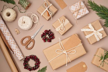 Hediye kutuları ve ambalaj kağıtlarıyla Noel arkaplanı. Xmas kutlaması, kış tatili hazırlıkları. Kutlama modeli, üst görünüm, düz çizgi