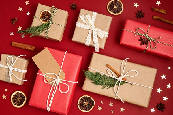 圣诞背景和礼品盒圣诞节庆祝活动 准备寒假 秘密圣诞老人的概念 节庆模型 顶视图 — 图库照片