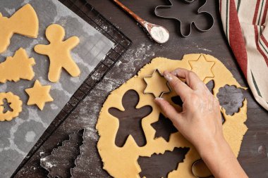 Noel kurabiyeleri pişirme süreci. Kurabiye kesiciyle buiscuit kesmek. Ev yapımı tatlılar, şenlikli tatlı fikri.