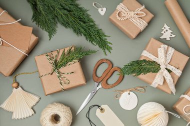 Hediye kutuları ve ambalaj kağıtlarıyla Noel arkaplanı. Xmas kutlaması, kış tatili hazırlıkları. Kutlama modeli, üst görünüm, düz çizgi