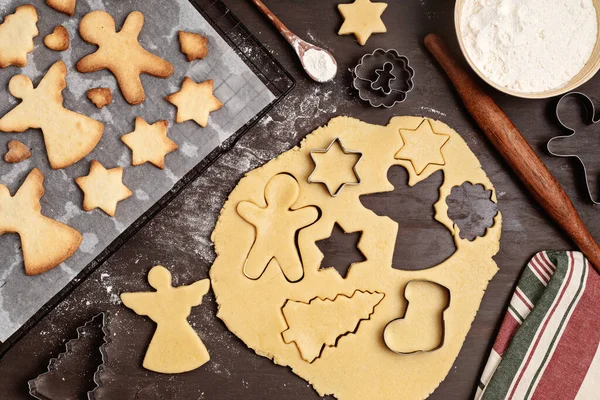 Διαδικασία Ψησίματος Μπισκότων Χριστουγέννων Κοπή Buiscuits Κόφτη Cookies Σπιτικά Κεράσματα — Φωτογραφία Αρχείου