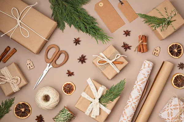 Tło Świąteczne Pudełkami Papier Pakowy Kraft Święto Bożego Narodzenia Przygotowanie — Zdjęcie stockowe
