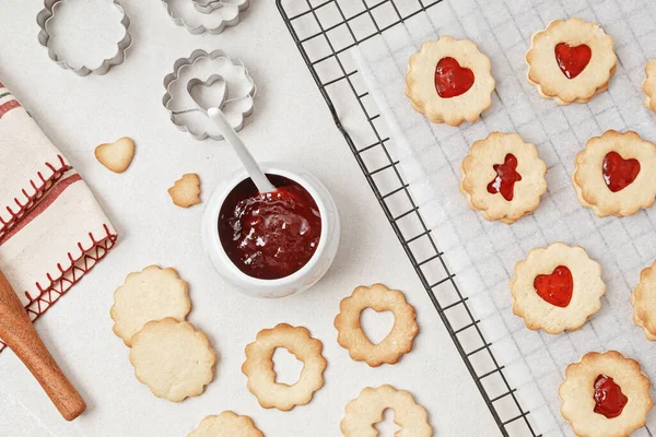 Baking Traditional Homemade Linzer Sandwich Christmas Cookies Filled Raspberry Jam — Stock Photo, Image