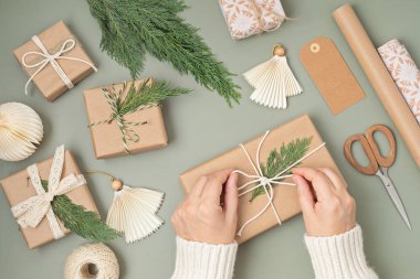 Noel arkaplanı hediye kutuları ve renkli ambalaj kağıtlarıyla dolu. Xmas kutlaması, kış tatili hazırlıkları. Kutlama modeli, üst görünüm, düz çizgi