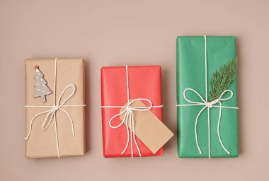 Hediye kutularıyla Noel arkaplanı. Xmas kutlaması, kış tatili hazırlığı, gizli Noel Baba konsepti. Şenlikli maket, üst görünüm, düz yatış