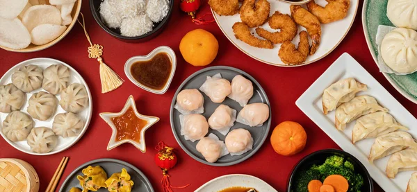 赤い背景に中国の旧正月の祭りのテーブル 伝統的な旧正月の食べ物 フラットレイアウト トップビュー — ストック写真