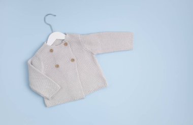 Cinsiyet ayrımı olmayan bebek kıyafetleri. Organik pamuk giysiler, yeni doğan modası, markalaşma, küçük işletme fikri. Düz yatış, üst görünüm