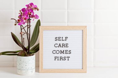 Banyo tasarımı ve organizasyonu. Kişisel bakım mesajı olan mektup panosu önce gelir. Organik yaşam tarzı ve cilt bakım ürünleri.