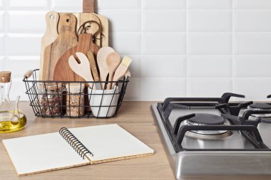 Çevre dostu mutfak gereçleri ve dekorasyon, sürdürülebilir etik yaşam tarzı, sıfır atık depolama, asgari modern mutfak iç dekorasyonu