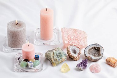 Kumaş arka planında Reiki çakra kristallerini iyileştirmek. Refah, uyum, meditasyon, rahatlama, metafizik ve ruhani uygulamalar için taşıyıcılar. Enerji güç kavramı
