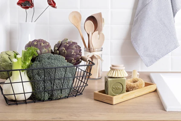 Temizliği Zehirli Değil Doğal Ürünler Mutfakta Zeytinyağı Sabunu Fırçayla Bulaşık — Stok fotoğraf