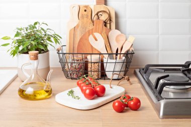 Çevre dostu mutfak gereçleri ve dekorasyon, sürdürülebilir etik yaşam tarzı, sıfır atık depolama, asgari modern mutfak iç dekorasyonu