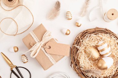 Paskalya sıfır ziyanı, çevre dostu dekorasyon, yumurta ve hediye. Hıristiyan dini Paskalya tatili. Üst görünüm, düz görünüm, kopyalama alanı