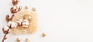 Paskalya sıfır ziyanı, çevre dostu dekorasyon, yumurta ve çiçekler. Hıristiyan dini Paskalya tatili. Üst görünüm, düz görünüm, kopyalama alanı