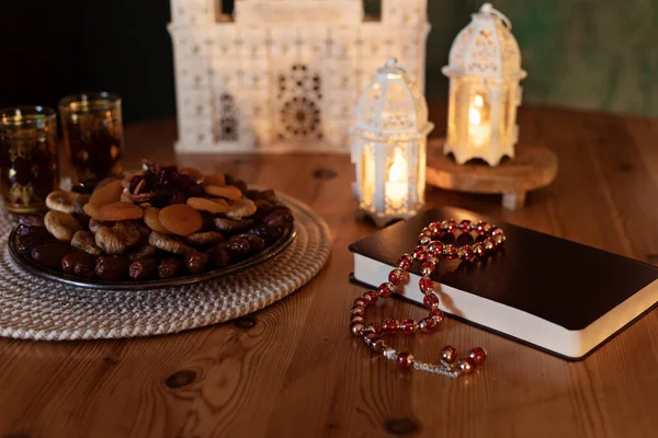 Ramadan Kareem Und Iftar Muslimisches Essen Urlaubskonzept Tabletts Mit Nüssen — Stockfoto