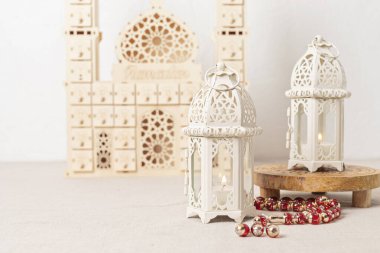 Ramazan Kareem ve iftar müslüman yemekleri, tatil konsepti. Uyarı takvimi, ramazan süslemesi. Kutlama fikri