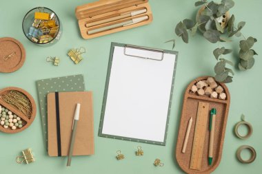 Metnin için beyaz sayfa fotokopi alanı olan dosya ve ofis malzemelerinin maketi. Düz yatar, üstteki fotoğraf çekilir.