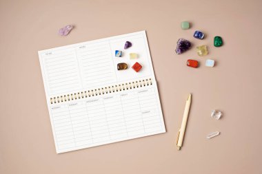 Şifalı çakra kristalleri ve açık organizatör. Kariyer, sağlık, konsantrasyon, iş, istikrar, rahatlama, zihinsel sağlık, ruhani uygulamalar için değerli taşlar içeren ayinler. Enerji güç kavramı