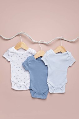 Organik pamuktan yapılmış bqby vücut giysisi. Marka, logo ve reklam için tulum şablonu. Düz yatış, üst görünüm