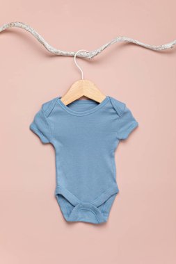 Organik pamuktan yapılmış bqby vücut giysisi. Marka, logo ve reklam için tulum şablonu. Düz yatış, üst görünüm