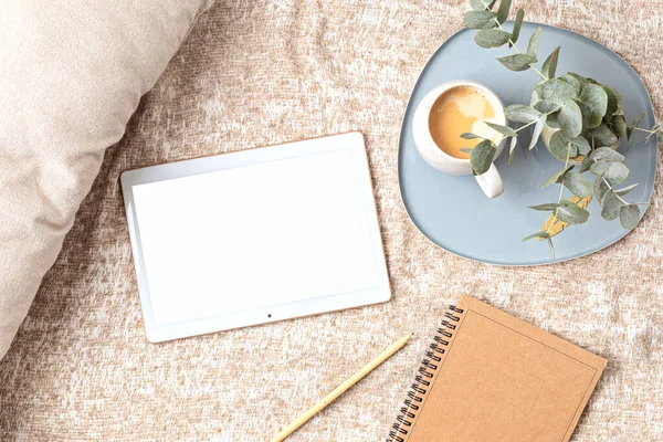 Mockup Pad Tablet Computer Flatlay Beige Cover Background White Screen — Stock Photo, Image