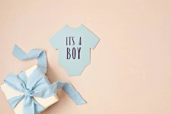 洗澡时 性别揭示派对 是男孩在剪纸上的留言平面 顶部视图 刚出生的礼物1 — 图库照片