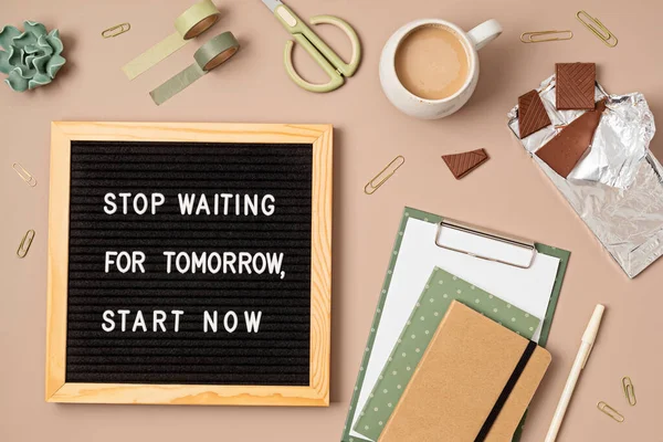 Flatlay Letter Board Motivational Quote Stop Waiting Tomorrow Start Now — Zdjęcie stockowe