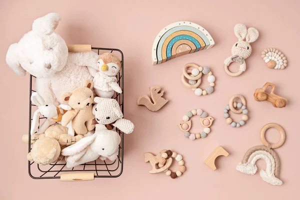 環境に優しい子供のおもちゃ 持続可能な 赤ちゃんや幼児のための感覚玩具 トップビュー フラットレイアウト — ストック写真
