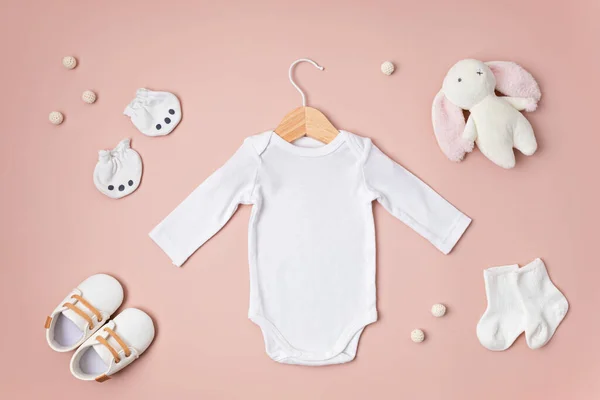 Mockup Body Bianco Neonati Cotone Biologico Con Accessori Bambini Eco — Foto Stock