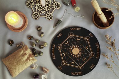 Kristal şebeke, rün taşları, kehanet ve falcılık için sarkaç. Labradorite rünleriyle mistik hayat. Esrarengiz, okült, cadılık ritüelleri fikri