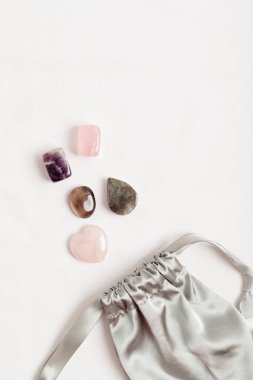 Sakinleşme ve gevşeme için kristaller. Ametist, roze ve dumanlı kuvars, labradorit değerli taşlar kaygıyı iyileştirmek için hediye. Düz yatış, üst görünüm modeli