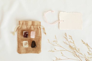 Sağlık için kristal seti. Ametist, roze kuvars, sitrin ve obsidiyen değerli taşlar iyileştirme ve koruma hediyesi fikri. Düz konum, etiketli üst görünüm