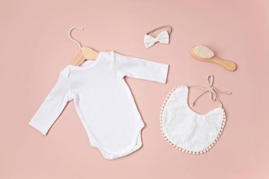 Çevre dostu bebek aksesuarlarıyla organik pamuktan yapılmış beyaz bebek tulumu. Marka, logo ve reklam için tulum şablonu. Düz yatış, üst görünüm