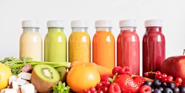 Çeşitli renkler ve tatlar içeren sağlıklı taze meyve ve sebze içecekleri. Süper gıda detoksu ve diyet gıda konsepti