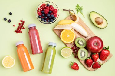 Çeşitli renkler ve tatlar içeren sağlıklı taze meyve ve sebze içecekleri. Süper gıda detoksu ve diyet gıda konsepti