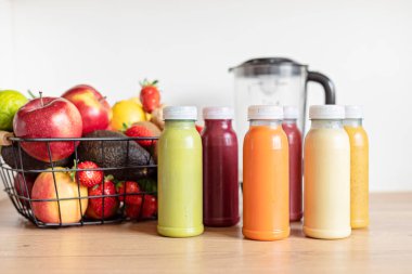 Çeşitli renkler ve tatlar içeren sağlıklı taze meyve ve sebze içecekleri. Süper gıda detoksu ve diyet gıda konsepti