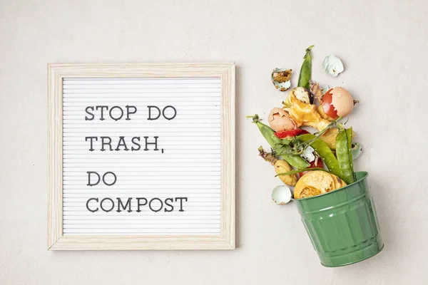Зеленый Комбайн Кухонная Доска Текстом Stop Trash Compass Переработка Дефицита — стоковое фото