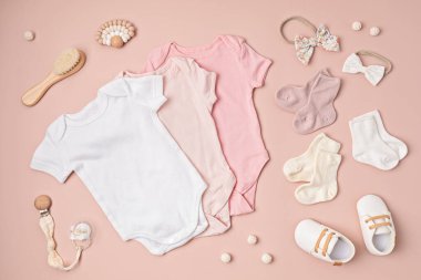 Çevre dostu bebek aksesuarlarıyla organik pamuktan yapılmış beyaz bebek tulumu. Marka, logo ve reklam için tulum şablonu. Düz yatış, üst görünüm