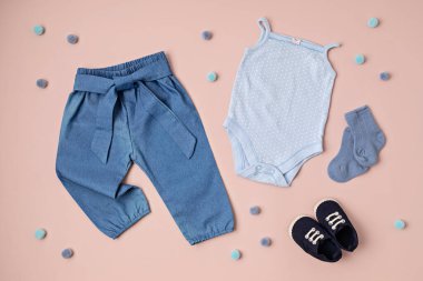 Cinsiyet ayrımı olmayan bebek kıyafetleri ve aksesuarlar. Organik pamuk giysiler, yeni doğan modası, markalaşma, küçük işletme fikri. Düz yatış, üst görünüm