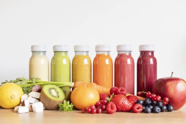 Çeşitli renkler ve tatlar içeren sağlıklı taze meyve ve sebze içecekleri. Süper gıda detoksu ve diyet gıda konsepti