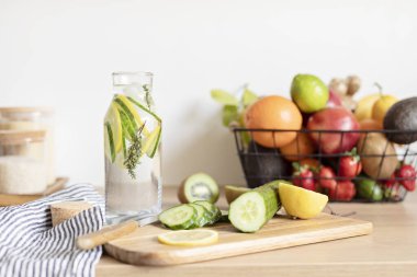 Tahta masadaki cam şişede salatalık, limon ve kekik ile doldurulmuş su. Diyet, detoks, sağlıklı beslenme, kilo verme konsepti