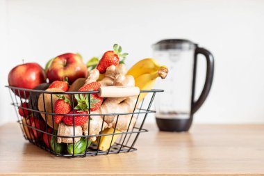 Sağlıklı taze meyve ve sebze ve çeşitli renk ve lezzetlerle karıştırıcı. Süper gıda detoksu ve diyet gıda konsepti