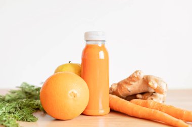 Sağlıklı taze portakal, havuç ve çeşitli malzemelerle zencefilli içecek. Süper gıda detoksu ve diyet konsepti. Üst manzara, düz uzanma