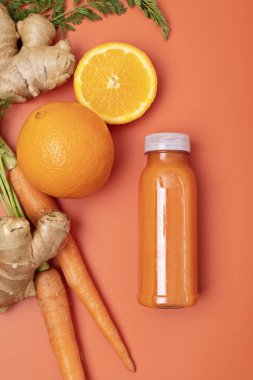Sağlıklı taze portakal, havuç ve çeşitli malzemelerle zencefilli içecek. Süper gıda detoksu ve diyet konsepti. Üst manzara, düz uzanma