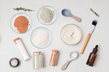 Ev yapımı kozmetik ve kil yüz maskesi. Sıfır atık, çevre dostu diy güzellik ürünleri hafif arka plan, düz alan, üst manzara
