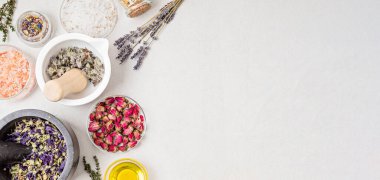 Ev yapımı kozmetik ürünleri ve aroma banyosu tuzu. Sıfır atık, çevre dostu diy güzellik ürünleri hafif arka plan, düz alan, üst manzara